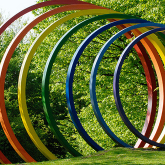 Bunte Spektralringe als Skulptur.