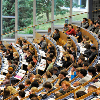 Studierende sitzen in einer Vorlesung im Hörsaal. 