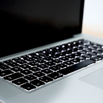 Nahaufnahme eines Laptops.