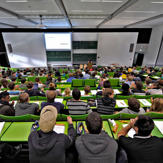 Studierende sitzen in einer Vorlesung im Seminargebäude Campus Nord.