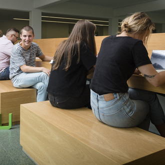 Eine Rückenansicht von sitzenden Studierenden.