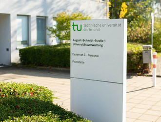 Schild mit Informationen zum Gebäude August-Schmidt-Straße 1