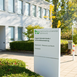 Schild mit Informationen zum Gebäude August-Schmidt-Straße 1
