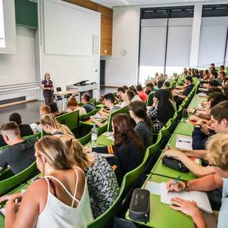 Studierende sitzen zum Studienstart in einer Vorlesung.