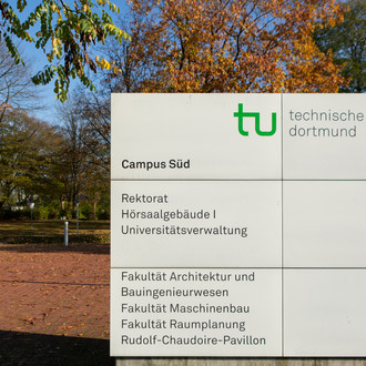 Ein Infoschild mit Gebäudeübersicht am Campus Süd.