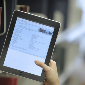 Foto eines Tablets, auf dem die Startseite der Universitätsbibliothek der TU geöffnet ist.