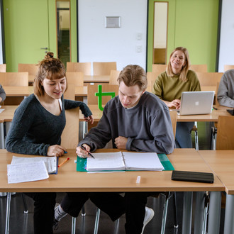 Studenten beim Lernen im Seminarraum