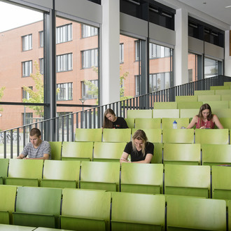 Mehrere Studierende sitzen im Hörsaal.