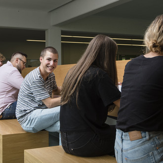 Eine Rückenansicht von sitzenden Studierenden.