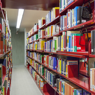 Rote Bücherregale in der Universitätsbilbliothek.