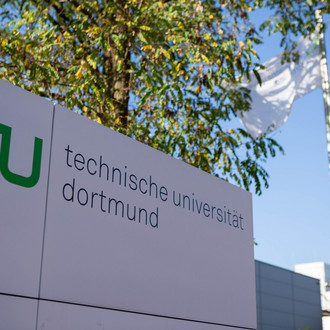 Infotafel am Campus mit der Aufschrift TU Dortmund. 