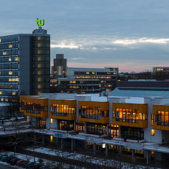 Mathetower und Mensa beleuchtet im Winter 