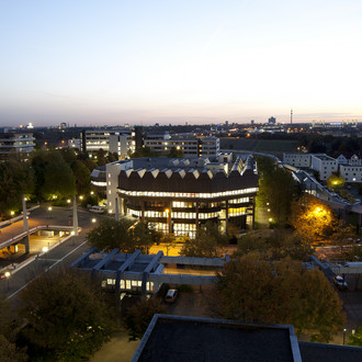 Bibliothek und Mensabrücke bei Nacht hell beleuchtet