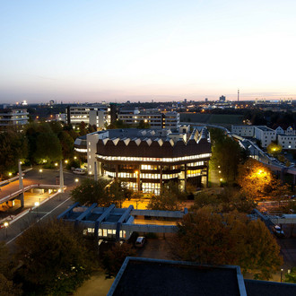 Bibliothek und Mensabrücke bei Nacht hell beleuchtet