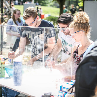 Studierende mit Schutzbrillen am Trockeneisstand